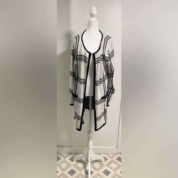 ELLE mid length cozy cardigan black & white . Small stain. Size XL smoke free - Picture 1 of 7